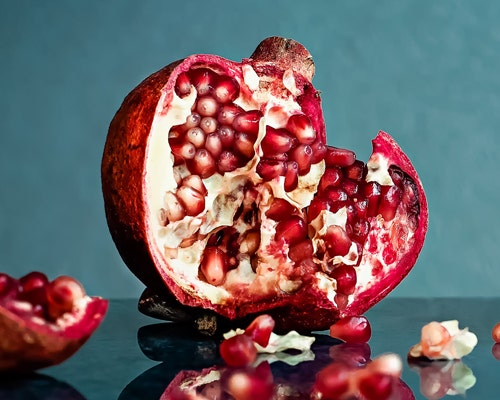 image of pomegranate and pomegranate seeds